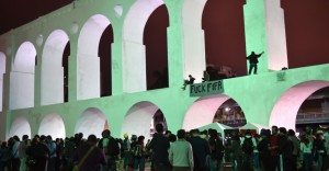 20jun2014---ativistas-penduram-faixa-contra-a-fifa-nos-arcos-da-lapa-no-rio-de-janeiro-durante-protesto-1403314301410_956x500