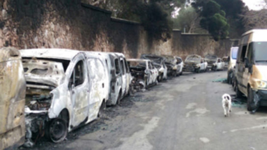 coches-aparecen-quemados-junto-parc-guell-1453829445854-e1460986199146